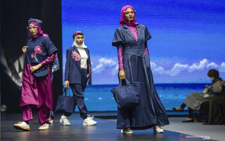 Model membawakan busana koleksi dari Zoya dalam peragaan fesyen 'Sustainable Muslim Fashion 2021' di Jakarta Convention Centre (JCC), Senayan, Jakarta, Jumat (29/10/2021). Peragaan busana yang merupakan serangkaian acara dari Indonesia Sharia Economic Festival (ISEF) ke-8 Tahun 2021 itu menampilkan 157 perancang busana, 41 merek aksesoris, 797 karya perancang mode Indonesia dan anggota Industri Kreatif Syariah Indonesia (IKRA) sektor fesyen dan aksesoris. ANTARA FOTO/M Risyal Hidayat/wsj.