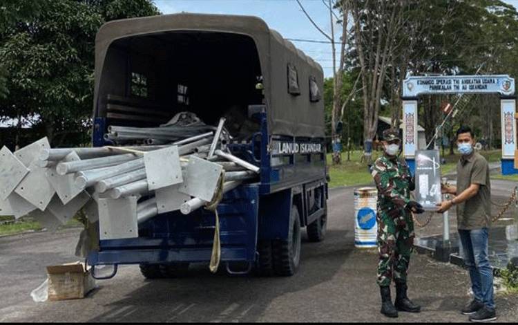 PT. Jemms Wood Alam Semesta Kembali Salurkan Bantuan Lampu Penerangan untuk  Jalan Kumai-Pangkalan Bun Jalur Lanud Iskandar