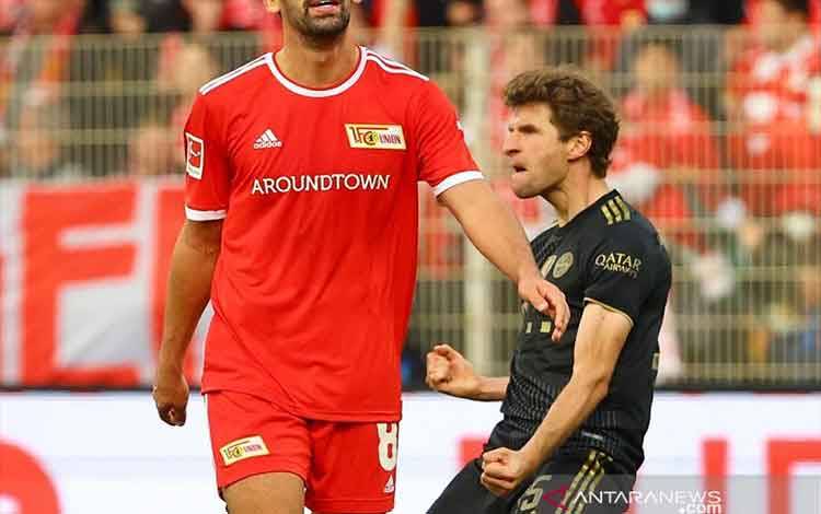 Gelandang serang Bayern Muenchen Thomas Mueller melakukan selebrasi seusai mencetak gol kelima timnya ke gawang Union Berlin dalam laga lanjutan Liga Jerman di Stadion An der Alsten Foersterei, Berlin, Jerman, Sabtu (30/10/2021). (ANTARA/REUTERS/Fabrizio Bensch)