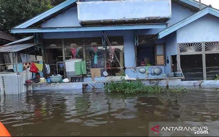Kondisi banjir yang merendam pemukiman penduduk di Kabupaten Sekadau Kalimantan Barat, Rabu (27/10/2021). ANTARA FOTO/HO-Dok. BNPB (Teofilusianto Timotius)