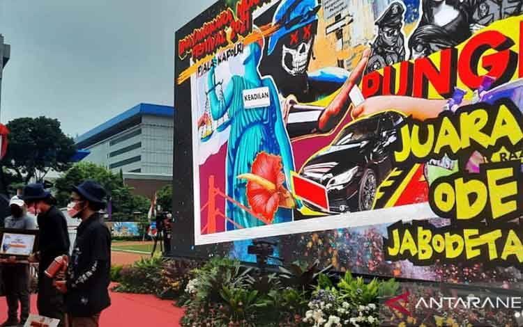Kapolri Jenderal Pol Listyo Sigit Prabowo menyerahkan piala Bhayangkara Mural Festival 2021 kepada pemenang pertama di Lapangan Bhayangkara, Jakarta Selatan, Sabtu (30/10/2021). (ANTARA/Laily Rahmawaty)