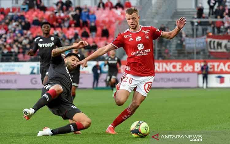Bek AS Monaco Guillermo Maripan (kiri) berusaha merebut bola dari penguasaan gelandang Brest Jeremy Le Duaron dalam laga lanjutan Liga Prancis di Stadion Francis-Le Ble, Brest, Prancis, Minggu (31/10/2021) waktu setempat. (ANTARA/AFP/Jean-Francois Monier)