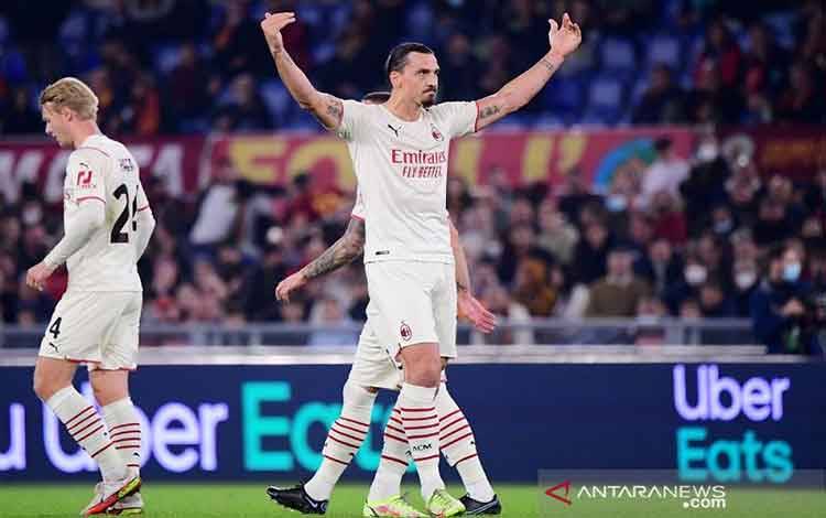 Penyerang AC Milan Zlatan Ibrahimovic merayakan golnya ke gawang AS Roma dalam laga lanjutan Liga Italia di Stadion Olimpico, Roma, Italia, Minggu (31/10/2021) waktu setempat. (ANTARA/REUTERS/Alberto Lingria)