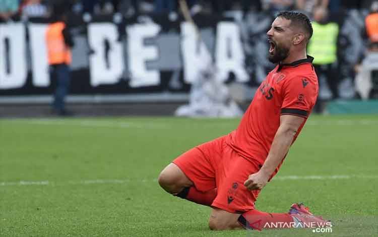 Penyerang OGC Nice Andy Delort meluapkan kegembiraannya seusai mencetak gol penentu kemenangan atas Angers dalam laga lanjutan Liga Prancis di Stadion Raymond-Kopa, Angers, Prancis, Minggu (31/10/2021). (ANTARA/AFP/Sebastien Salom-Gomis)