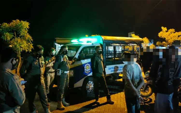 Satpol PP dan Damkar Kapuas Ciduk 5 Orang Diduga Minum-Minuman Keras di Taman