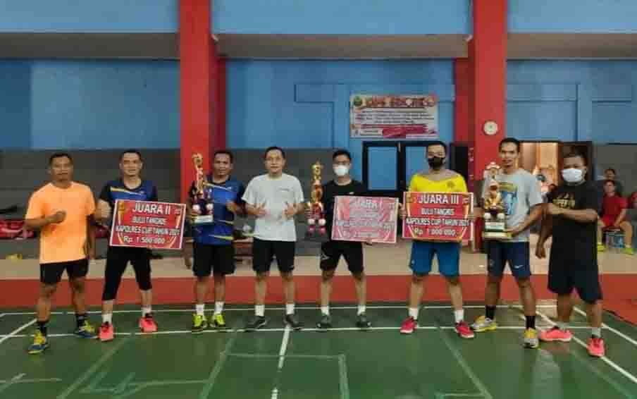 Kapolres Mura AKBP I Gede Putu Widyana saat menyerahkan hadiah dan trophy kepada para pemenang turnamen bulutangkis Kapolres Cup 2021