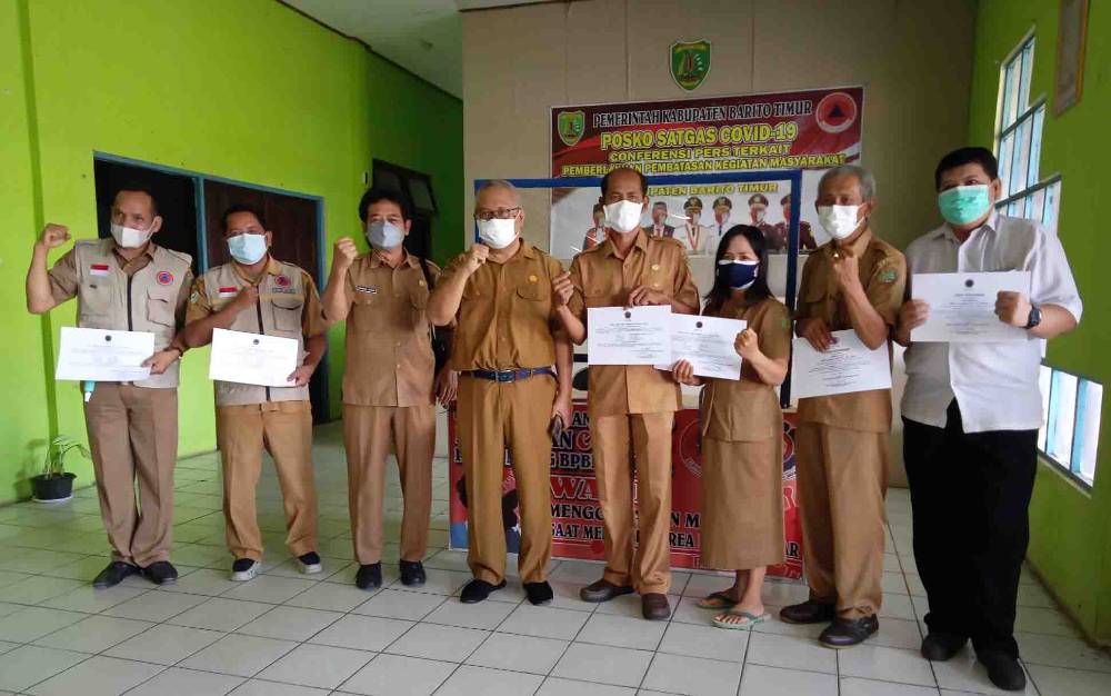 Kalaksa BPBD Serahkan Sertifikat Pelatihan Dasar Manajemen Bencana ke Kabid dan Staf