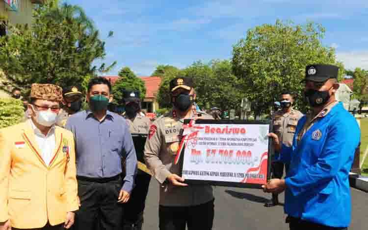 Kapolda Kalteng Berikan Beasiswa Pendidikan kepada 30 Personel