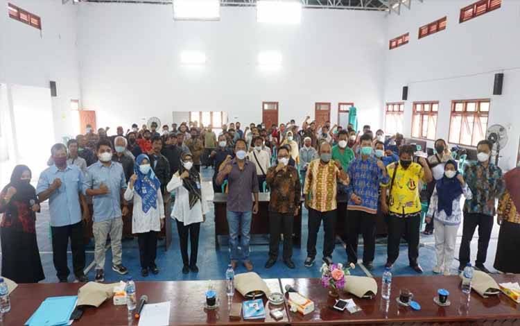 Tingkatkan Produktivitas, Pembudidaya Ikan di Kobar Diberi Pelatihan Pembuatan Pakan