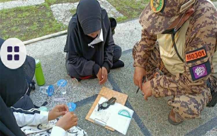 Anggota Pramuka Saka Bhayangkara mengikuti latihan membaca kompas dan peta lapangan di Polres Kapuas