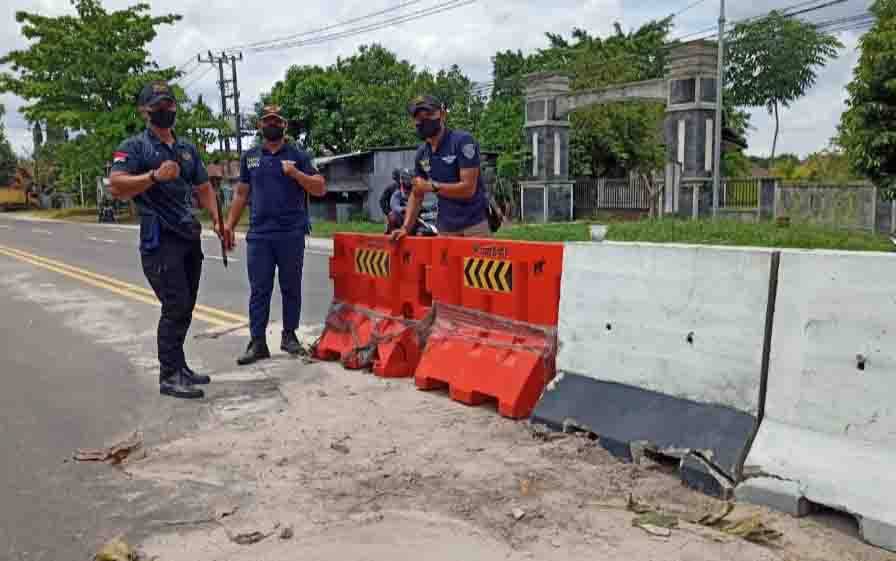 Separator di Jalan Tjilik Riwut Palangka Raya Bahayakan Pengendara