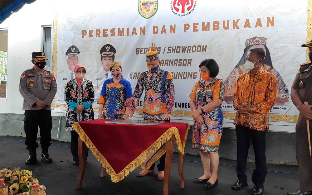 Bupati Gunung Mas Resmikan Gedung Showroom Dekranasda