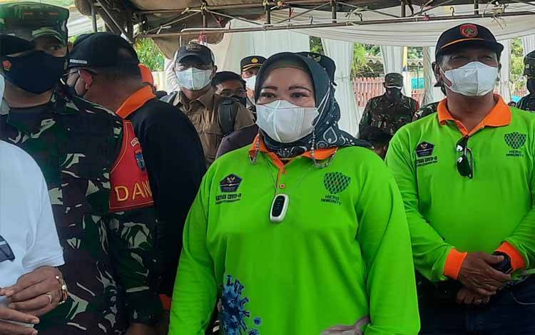 Bupati Kobar, Nurhidayah saat meninjau vaksin massal di Desa Sulung
