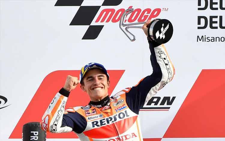 Pebalap MotoGP Repsol Honda Marc Marquez melakukan selebrasi setelah memenangkan pertandingan Emilia Romagna Grand Prix di Misano World Cup Marco Simoncelli, Misano, Italia, Minggu (24/10/2021). ANTARA FOTO/REUTERS/Jennifer Lorenzini/rwa/cfo