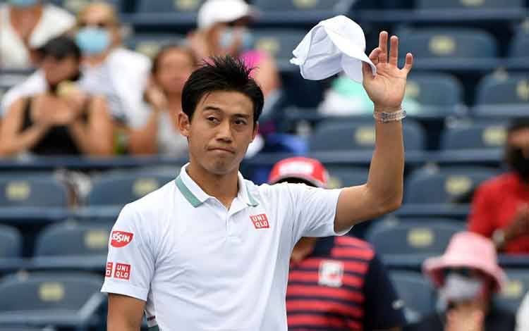 Petenis Jepang Kei Nishikori melambai ke arah penonton setelah mengalahkan Miomir Kecmanovic di babak kedua Toronto Masters yang berlangsung di Aviva Centre, Toronto, Kanada, pada 10 Agustus 2021. ANTARA/REUTERS/Dan Hamilton-USA TODAY Sports