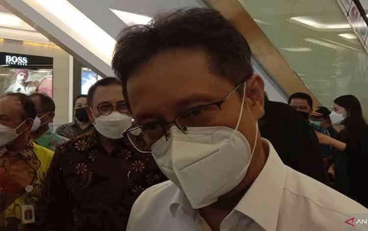 Menteri Kesehatan Budi Gunadi Sadikin saat berkunjung ke Makassar, Sulawesi Selatan pada Selasa (02/11/2021). ANTARA/Nur Suhra Wardyah