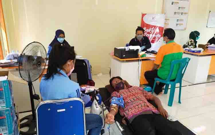 Cegah Penyebaran Covid-19, Komunitas di Pangkalan Bun Bagikan Masker Usai Donor Darah