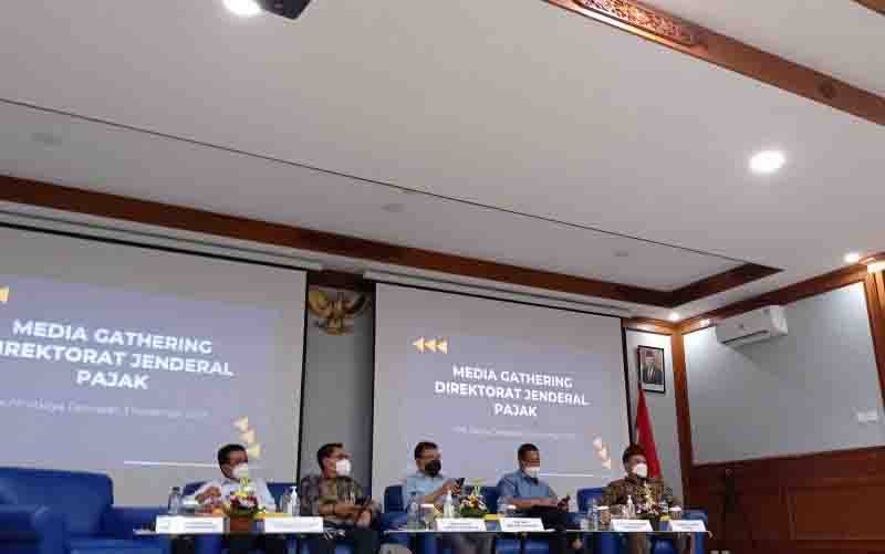 Direktur Peraturan Perpajakan I Direktorat Jenderal Pajak (DJP) Kementerian Keuangan Hestu Yoga Saksama (kedua dari kiri) dalam Media Gathering Direktorat Jenderal Pajak di Bali, Rabu (3/11/2021). (foto : ANTARA/Sanya Dinda)