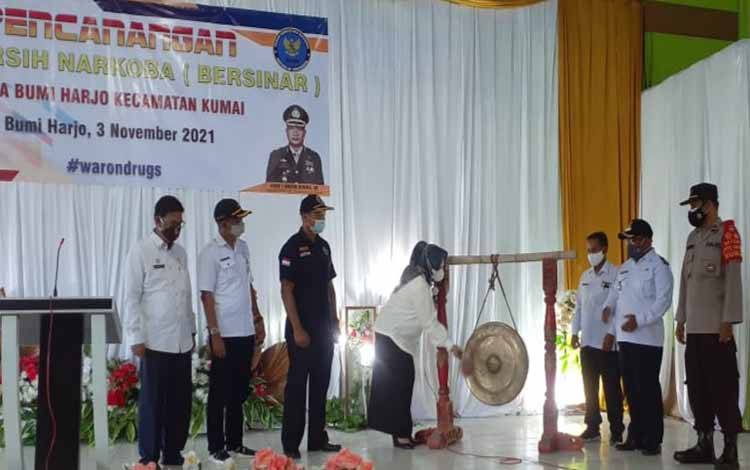 Bupati Kobar Nurhidayah memukul gong sebagai tanda diresmikannya Desa Bumi Harjo sebagai Desa Bersinar
