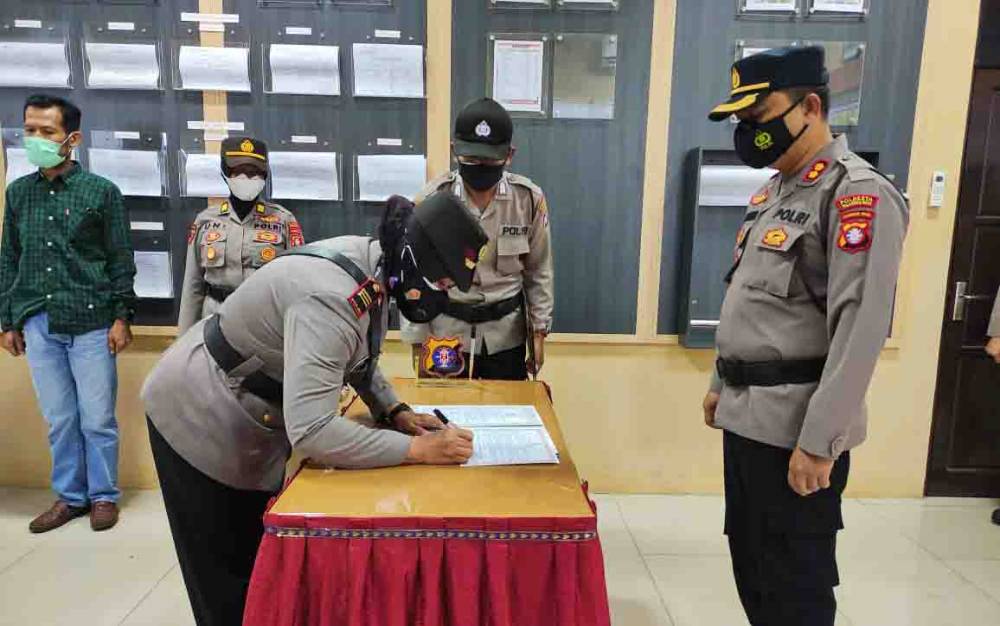 Serah terima jabatan Kapolsek Pahandut di Polresta Palangka Raya, Rabu, 3 November 2021.