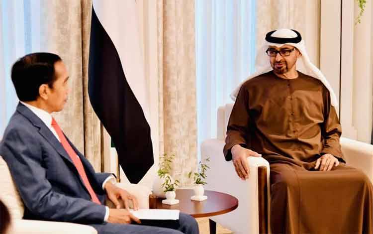 Presiden Joko Widodo dalam pertemuan bilateral dengan Putra Mahkota Abu Dhabi Sheikh Mohammed Bin Zayed Al Nahyan, yang digelar di Istana Al-Shatie, Abu Dhabi, Persatuan Emirat Arab, Rabu (3/11/2021). ANTARA/HO-Biro Pers Sekretariat Presiden.