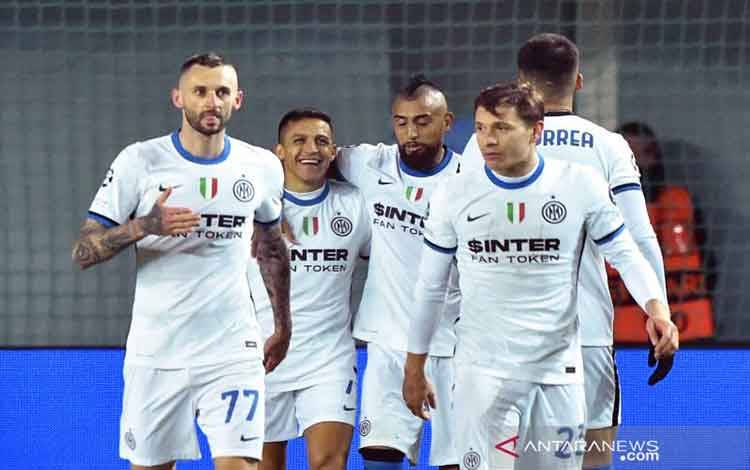Para pemain Inter Milan melakukan selebrasi usai Alexis Sanchez (kedua kiri) mencetak gol ketiga dalam pertandingan Grup D Liga Champions lawan Sheriff pada 4 November 2021. ANTARA/AFP/SERGEI GAPON