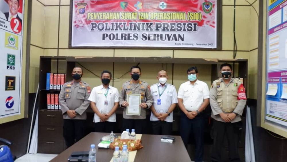 Dinkes Seruyan Serahkan Izin Operasional Klinik Presisi Polres Seruyan