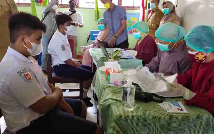 Pelajar SMP Negeri 1 Sukamara saat mengikuti vaksinasi covid-19.