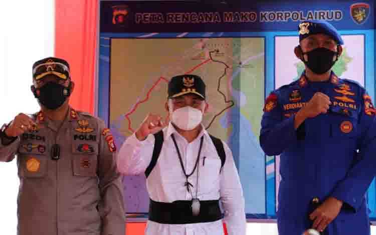 (Dari kanan) Kakorpolairud Baharkam Polri Irjen Pol Verdianto Iskandar Bitticaca, Gubernur Kalteng Sugianto Sabran, Kapolda Kalteng Irjen Dedi Prasetyo foto bersama saat meninjau rencana lokasi pembangunan Pusdik Polair di Desai Sebuai Timur