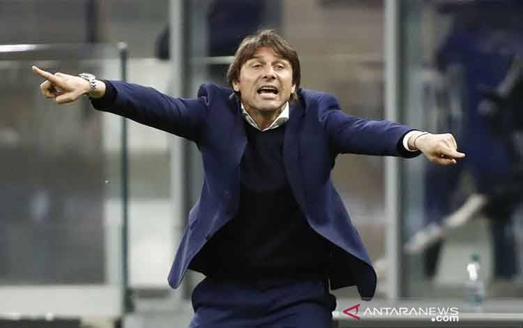 Manajer Inter Milan Antonio Conte memberi arahan saat timnya menghadapi AS Roma dalam lanjutan Liga Italia di Stadion Giuseppe Meazza, Milan, Italia, Rabu (12/5/2021). (ANTARA/REUTERS/Alessandro Garofalo)