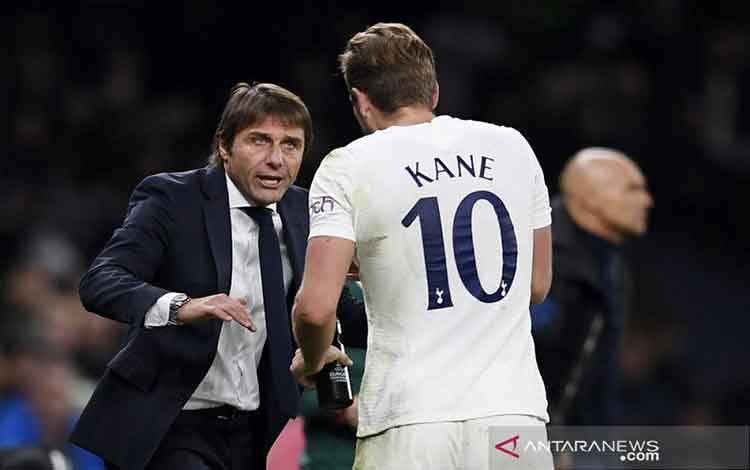 Debut Conte Latih Tottenham Ditandai Kemenangan dan Tiga Kartu Merah
