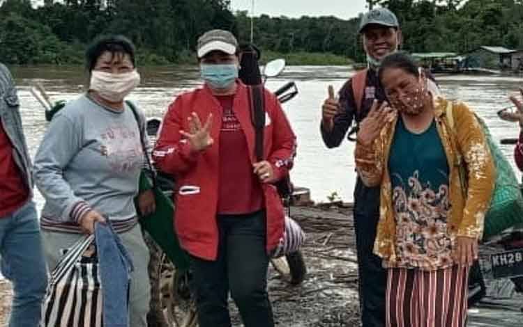 Ketua Komisi B DPRD Kota Palangka Raya, Nenie A Lambung (tengah)