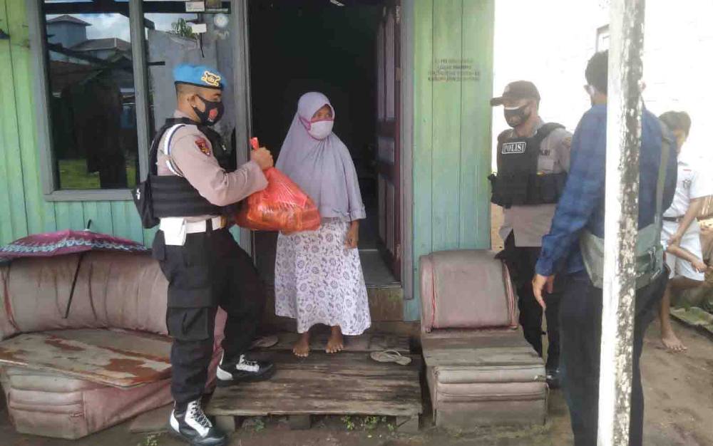 Sambangi Warga Kurang  Mampu, Polsek Seruyan Hilir Bagikan Sembako