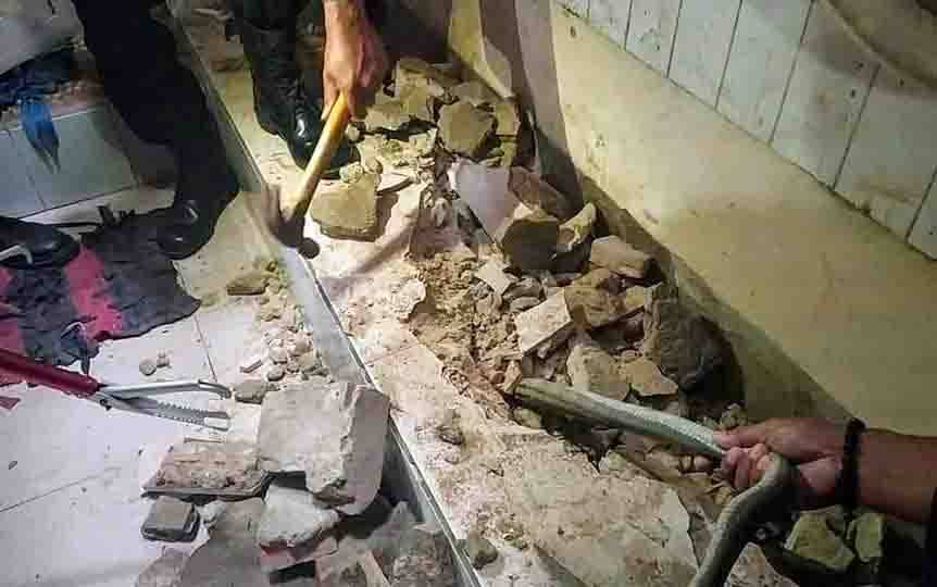 Gara-gara Lanang Sapi, Petugas Terpaksa Bongkar Lantai Beton Rumah Warga di Jalan Manggis 5 Sampit