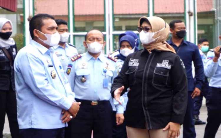 Kepala Kanwil Kemenkumham DIY Budi Argap Situngkir (kiri) didampingi Kepala Lapas Narkotika Kelas II A Yogyakarta Cahyo Dewanto (tengah), dan Kepala Divisi Pemasyarakatan Kantor Wilayah Kemenkumham DIY Gusti Ayu Putu Suwardani saat meninjau Lapas Narkotika Kelas II A Yogyakarta, Pakem, Sleman, Selasa (2/11/2021)