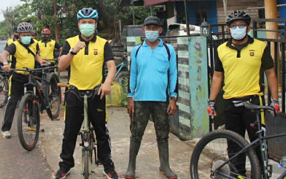 Sambil Gowes, Kapolres Kapuas Sapa Warga dan Bagikan Sembako