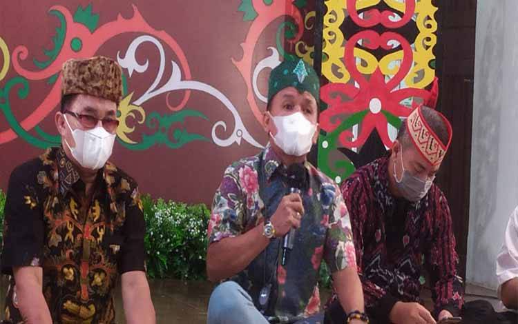 Ketua Umum DAD Kalteng, Agustiar Sabran (tengah) saat jumpa pers persiapan Musda III, Jumat 5 November 2021