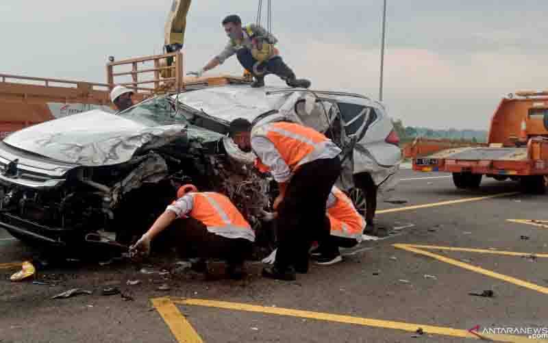Petugas mengevakuasi mobil Pajero nopol B 1264 BJU yang ditumpangi artis Vanessa Angel dan keluarganya usai mengalami kecelakaan di ruas tol Jombang-Mojokerto KM 672 arah Surabaya di Bandarkedungmulyo, Kabupaten Jombang, Jawa Timur, Kamis (4/11/2021).Kecelakaan tersebut menewaskan Vanessa Angel dan suaminya Febri Ardiansyah, sementara tiga orang penumpang lainnya mengalami luka-luka. (foto : ANTARA FOTO/Syaiful Arif)