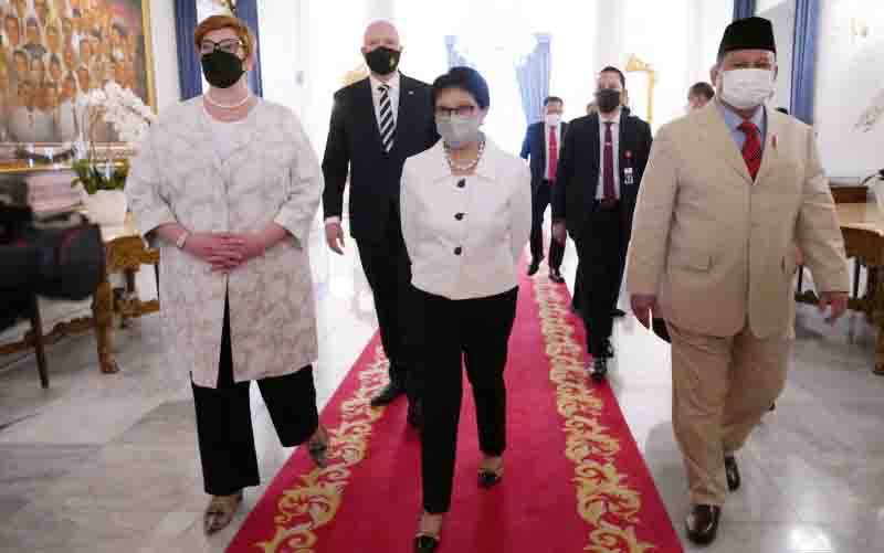 Arsip - Menteri Pertahanan, Prabowo Subianto (kanan) dan Menteri Luar Negeri, Retno LP Marsudi (kedua kanan) besiap menggelar pertemuan 2+2 dengan Menteri Luar Negeri Australia Marise Payne (kiri) dan Menteri Pertahanan Australia Peter Dutton (kedua kiri) di Gedung Pancasila, Kemenlu, Jakarta, Kamis (9/9/2021) ANTARA FOTO/HO/Humas Kemenlu/wpa/aww. (foto : ANTARA FOTO/HUMAS KEMENLU)