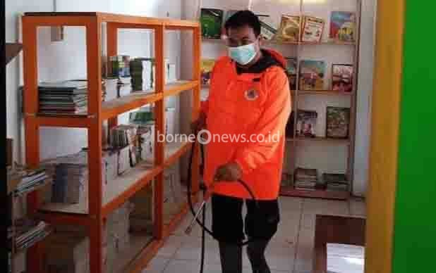 Manfaatkan Akhir Pekan, BPBD Murung Raya Lakukan Penyemprotan Disinfektan di Sekolah