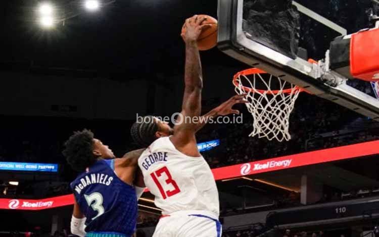 Forward Los Angeles Clippers Paul George (13) melakukan dunk saat pertandingan melawan Minnesota Timberwolves di Target Center, Minneapolis, Minnesota, Sabtu (6/11/2021)