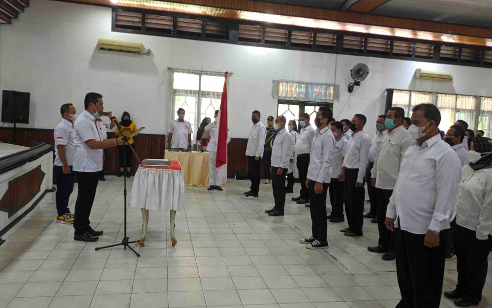 Ketua KONI Kotim Achyar Umar saat melantik pengurus KOk 5 kecamatan