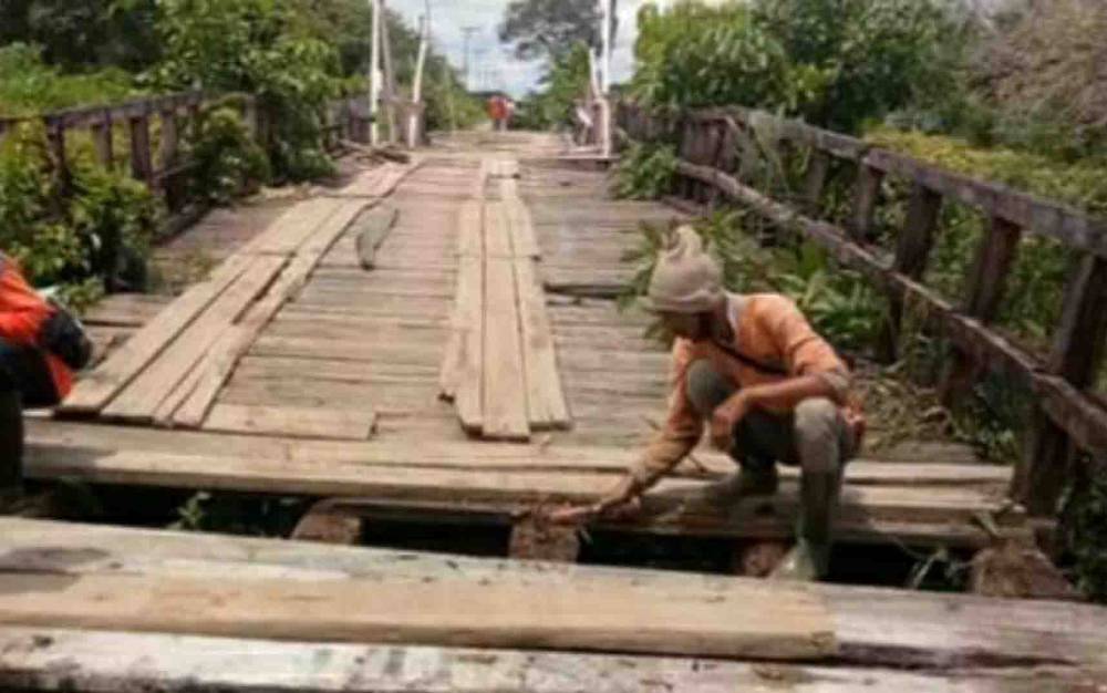 Legislator Ini Sambut Baik Jembatan G4 Desa Bumi Rahayu Diperbaiki Sementara