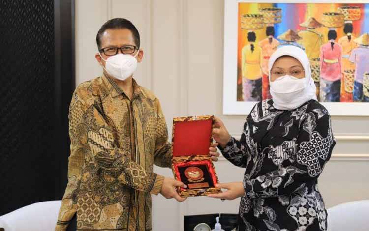Potret Menteri Ketenagakerjaan RI Ida Fauziyah (kanan) saat menerima kunjungan Duta Besar Luar Biasa dan Berkuasa Penuh Republik Indonesia untuk Bandar Sri Begawan Sujatmiko (kiri)