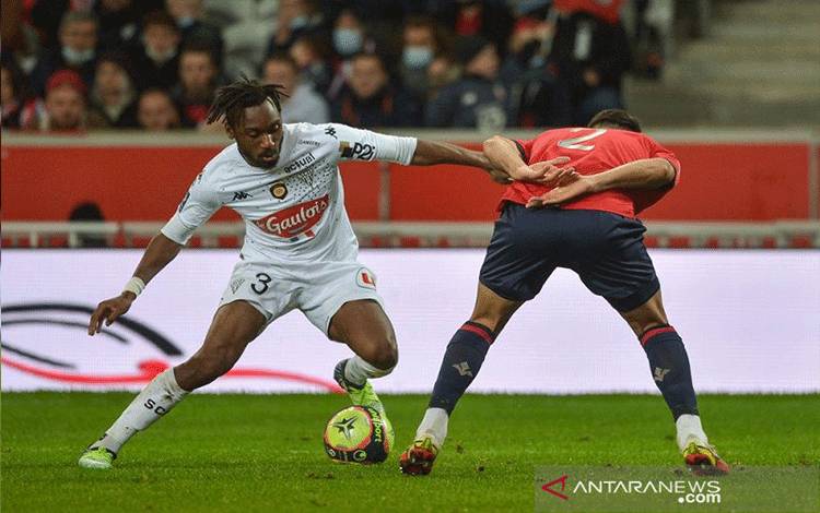 Bek Angers Souleymane Doumbia (kiri) berusaha melewati hadangan bek Lille Zeki Celik dalam laga lanjutan Liga Prancis di Stadion Pierre-Mauroy, Lille, Prancis, Sabtu (6/11/2021) waktu setempat. (ANTARA/AFP/Denis Charlet)