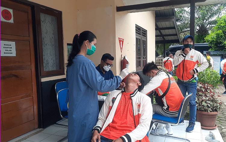 Atlet Kalteng Peraih Medali di PON Papua Jalani Rapid Antigen Sebelum Terima Penghargaan dari H Abdul Rasyid AS