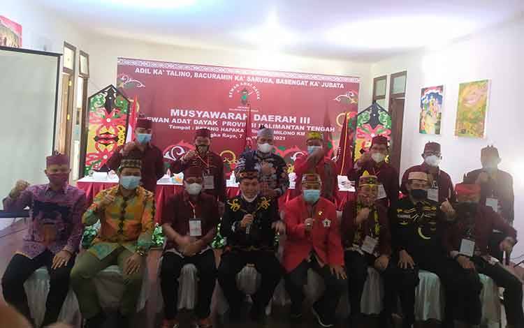 Foto bersama Ketum DAD Kalteng dan jajaran seusai Musda III di Betang Hapakat, Minggu, 7 November 2021