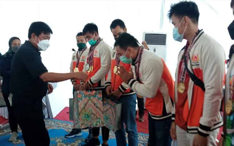 Ini Komentar Atlet Kalteng Peraih Medali PON Papua saat Menerima Bonus Uang dari H Abdul Rasyid AS