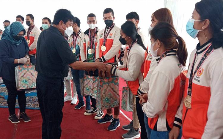 VIDEO: H Abdul Rasyid AS Beri Bonus Kepada Atlet Kalteng Peraih Medali PON Papua
