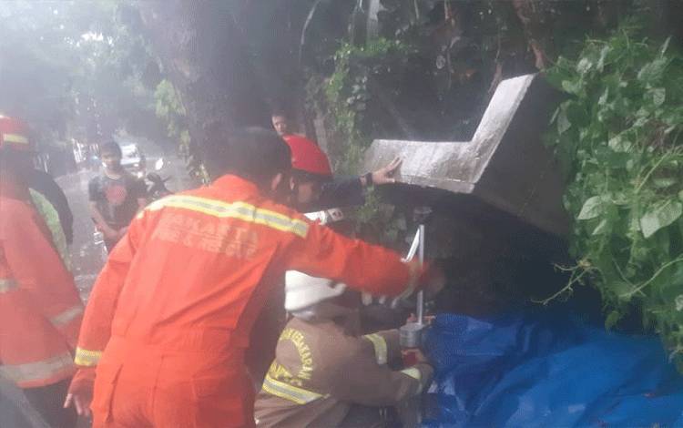 Seorang Pedagang Tewas Tertimpa Turap Longsor
